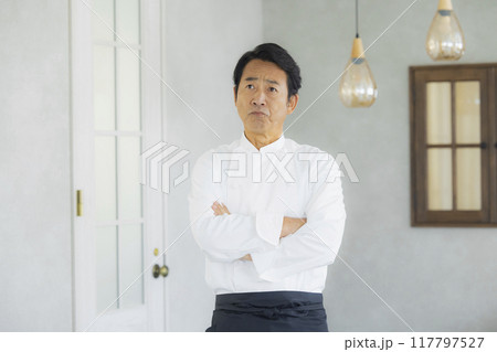 ガッツポーズをするコック　 117797527