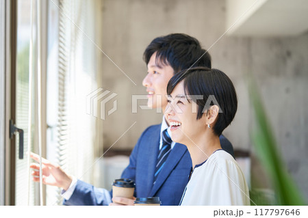 窓の外を眺める男女 117797646