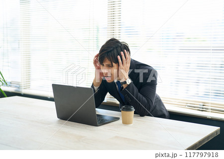 悲観する男性 117797918