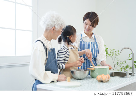 キッチンで料理をする三世代家族 117798667
