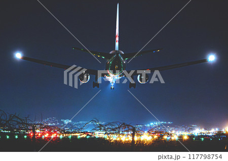 夜の伊丹空港に着陸する飛行機 117798754