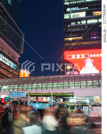 賑わう夜の渋谷 都市景観(2023年12月) 賑わう夜の渋谷 都市景観(2023年12月) 117798844
