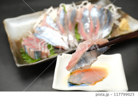 生サンマのお刺身の箸持ち 117799025