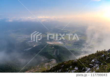 《滋賀県》琵琶湖湖畔をのぞむ夕景・伊吹山山頂の眺望 《滋賀県》琵琶湖湖畔をのぞむ夕景・伊吹山山頂の眺望 117799043