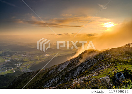 《滋賀県》琵琶湖湖畔をのぞむ夕景・伊吹山山頂の眺望 117799052