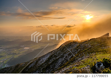 《滋賀県》琵琶湖湖畔をのぞむ夕景・伊吹山山頂の眺望 117799055