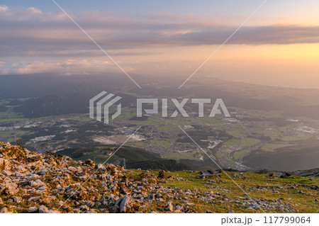 《滋賀県》琵琶湖湖畔をのぞむ夕景・伊吹山山頂の眺望 117799064