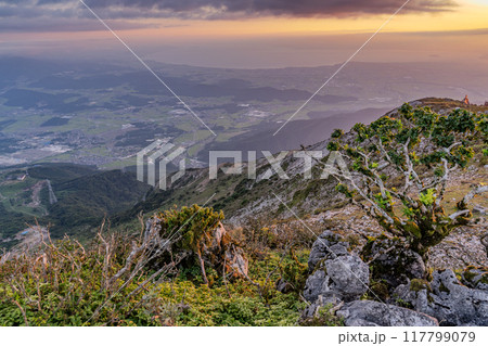 《滋賀県》琵琶湖湖畔をのぞむ夕景・伊吹山山頂の眺望 《滋賀県》琵琶湖湖畔をのぞむ夕景・伊吹山山頂の眺望 117799079