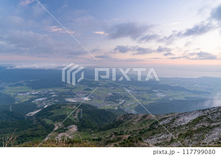 《滋賀県》琵琶湖湖畔をのぞむ夕景・伊吹山山頂の眺望 《滋賀県》琵琶湖湖畔をのぞむ夕景・伊吹山山頂の眺望 117799080