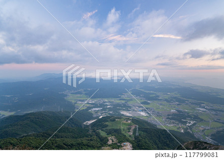 《滋賀県》琵琶湖湖畔をのぞむ夕景・伊吹山山頂の眺望 117799081