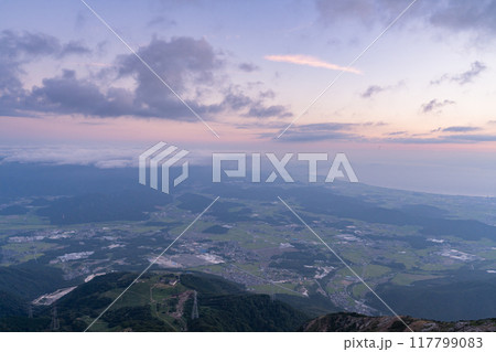 《滋賀県》琵琶湖湖畔をのぞむ夕景・伊吹山山頂の眺望 117799083