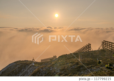 《滋賀県》伊吹山山頂・夕暮れの雲海 117799215