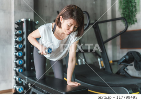 フィットネスジムでトレーニングするアジア人女性 フィットネスジムでトレーニングするアジア人女性 117799495