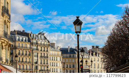 フランス パリの街並み 117799623