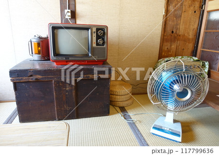 昭和レトロな家電が置かれた懐かしの風景 117799636
