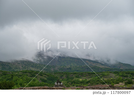 望岳台から雲に隠れて姿の見えぬ十勝連峰 117800097