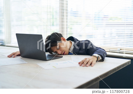 放心状態の男性 放心状態の男性 117800728