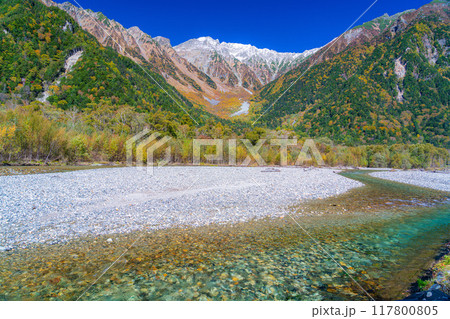 【秋素材】錦秋の上高地・梓川の清流【長野県】 117800805