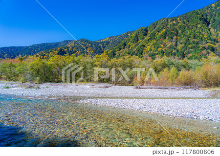 【秋素材】錦秋の上高地・梓川の清流【長野県】 117800806