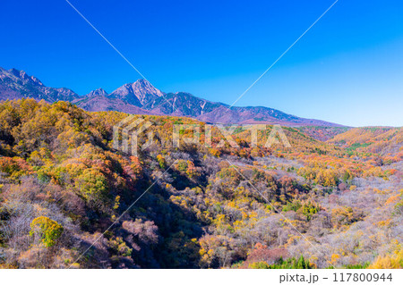 【秋素材】八ヶ岳大橋から見る紅葉時期の八ヶ岳と青空【山梨県】 117800944