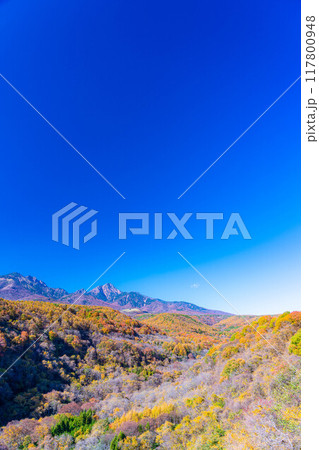 【秋素材】八ヶ岳大橋から見る紅葉時期の八ヶ岳と青空【山梨県】 117800948