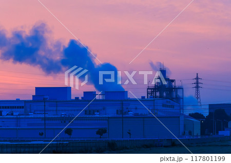 美しい朝焼けのコーヒー工場の煙り。群馬県利根川河川敷-2024年3月 117801199
