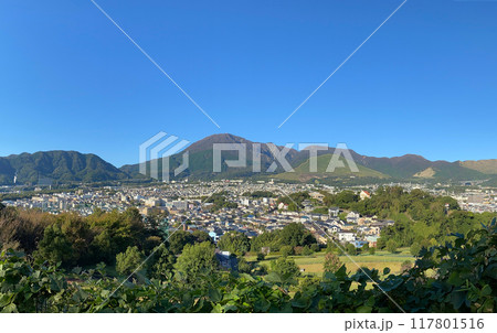 鶴見岳と扇山の山並みと別府市街地 117801516