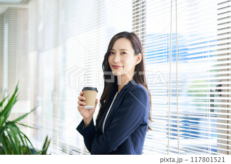 オフィスで寛ぐ女性 117801521