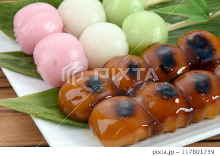 みたらし団子と三色団子 117801739