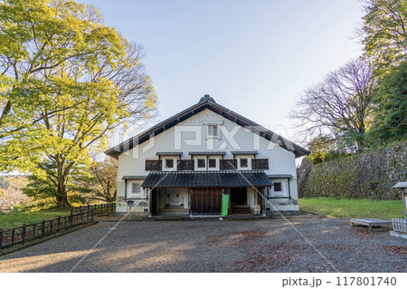 秋の金沢城内の景色 117801740