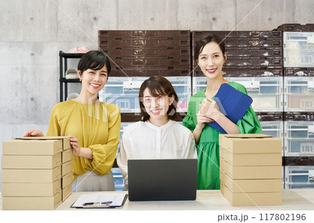 スモールビジネスを営む女性3人組 117802196