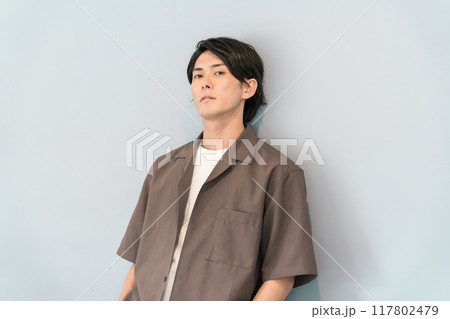 オーバーサイズシャツの男性モデル(失恋・無気力・気だるい・考え事・だるい・落ち込む) オーバーサイズシャツの男性モデル(失恋・無気力・気だるい・考え事・だるい・落ち込む) 117802479