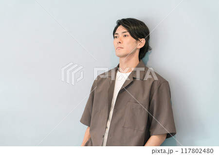 オーバーサイズシャツの男性モデル(失恋・無気力・気だるい・考え事・だるい・落ち込む) オーバーサイズシャツの男性モデル(失恋・無気力・気だるい・考え事・だるい・落ち込む) 117802480