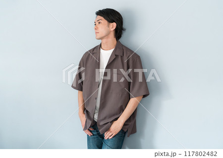 オーバーサイズシャツの男性モデル(困る・考える・悩み・不安) オーバーサイズシャツの男性モデル(困る・考える・悩み・不安) 117802482