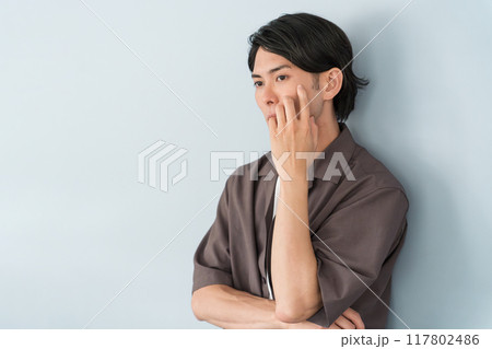 オーバーサイズシャツの男性モデル（二面性・二重人格・表裏・多重人格者） 117802486