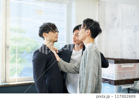 喧嘩の仲裁をする男性 117802609
