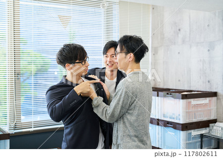 喧嘩の仲裁をする男性 117802611
