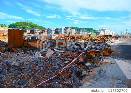 能登半島地震　朝市通り　河原田川川沿いの燃え残った瓦礫　輪島市 117802702