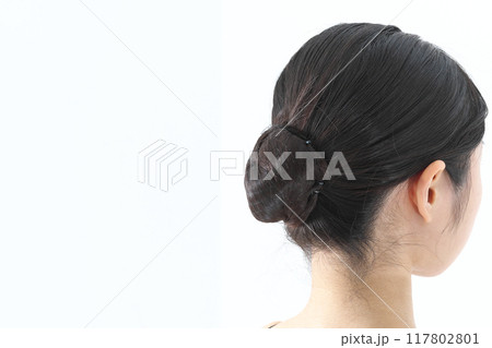 斜め後ろから見たバレリーナの頭部 117802801
