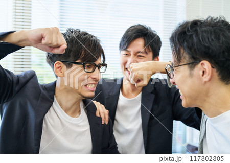 殴り合う男性 殴り合う男性 117802805