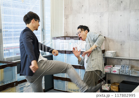 暴力を振るう男性 117802995