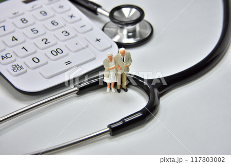 聴診器・電卓・医療費 医療保険イメージ 聴診器・電卓・医療費 医療保険イメージ 117803002