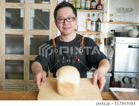 自家製パンを見せる料理人 自家製パンを見せる料理人 117803083