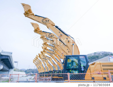 並んだショベルカー 並んだショベルカー 117803084