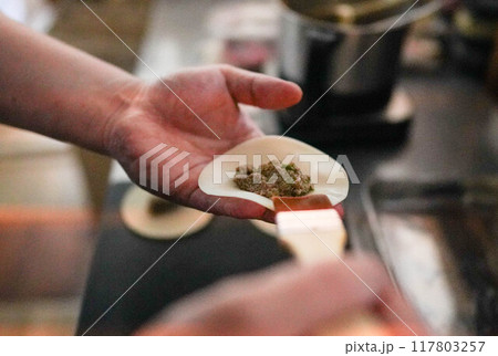 餃子を作る手元 餃子を作る手元 117803257