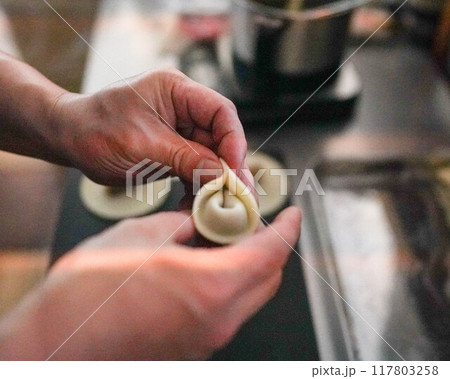 餃子を作る手元 117803258