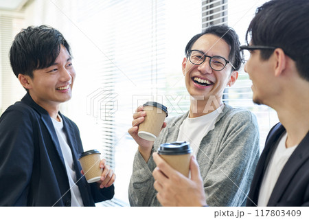 談笑する男性達 談笑する男性達 117803409