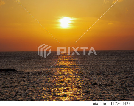 日本海に沈む夕日 117803428