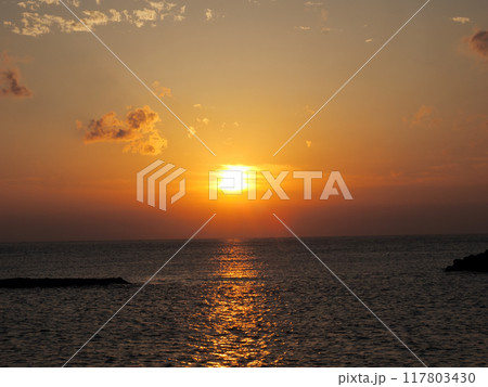 日本海に沈む夕日 117803430