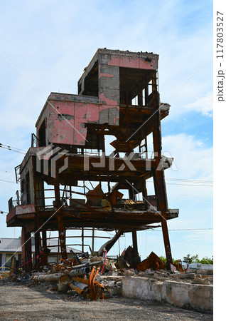能登半島地震　燃えたビル　解体作業進む朝市通り　輪島市 117803527
